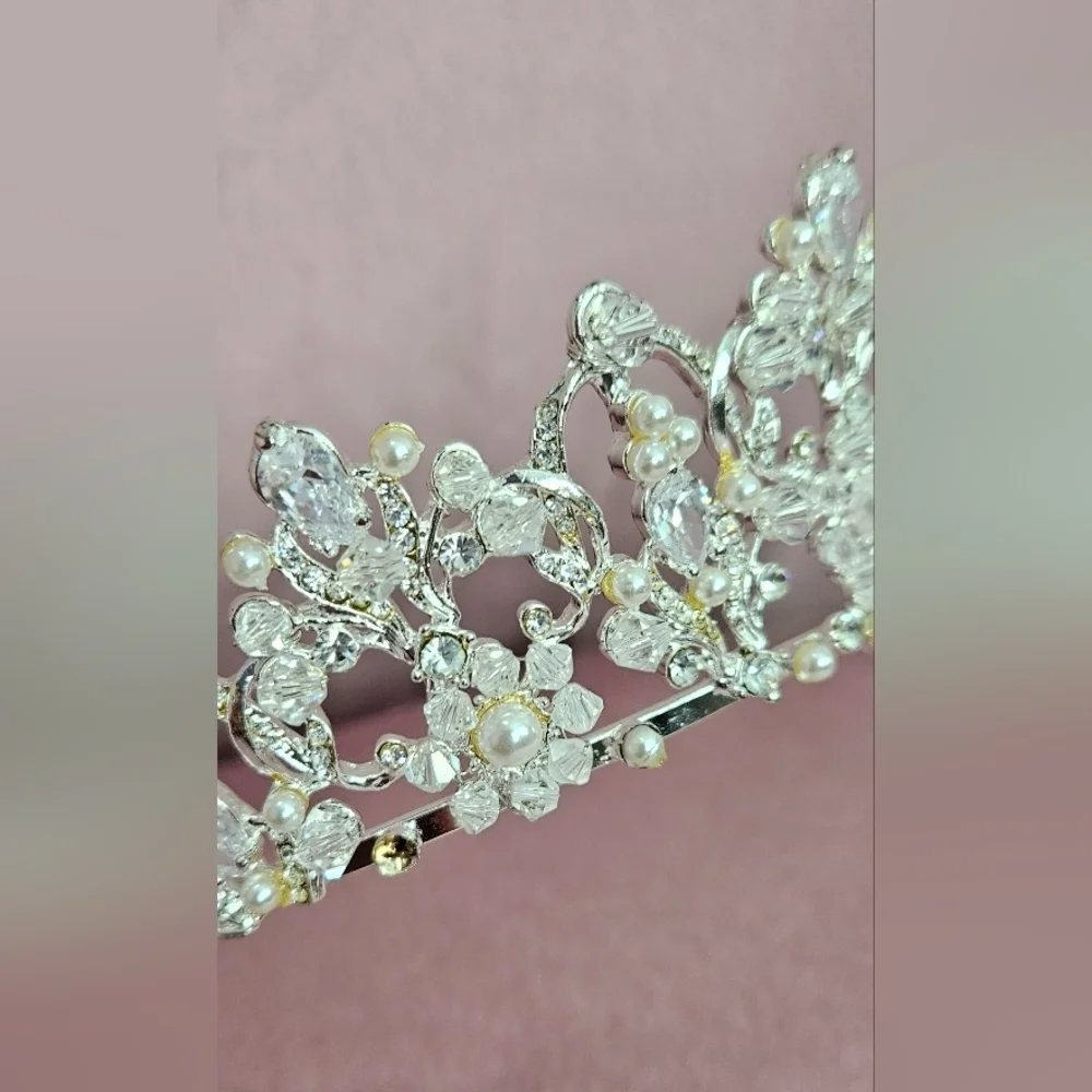 🌟Vintage Inspired Silver Sparkly Tiara with Crystals And Pearls🌟